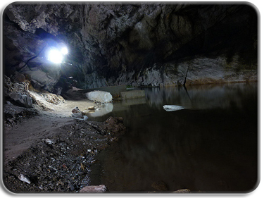 Imagen cueva con abertura de luz